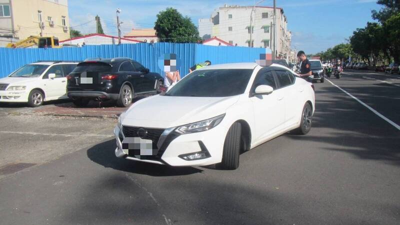 高雄旗津发生车祸，机车骑士、女乘客2人受伤。（民众提供）