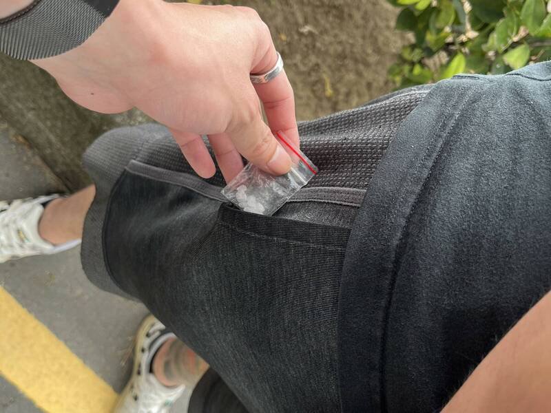 警方在万男车内起出恺他命、丧尸烟弹、伪造车牌及笑气钢瓶等违禁物品。（记者李容萍翻摄）