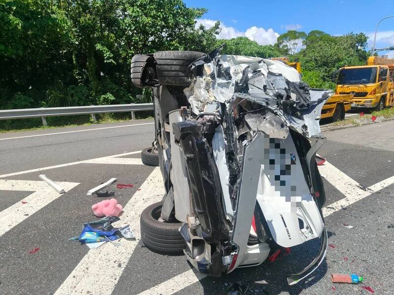 国道三号北市南港段下午发生游览车撞翻前方宝马休旅车共5车连环车祸,造成7人受伤送医。(记者吴仁捷翻摄) 国道三号北市南港段下午发生游览车撞翻前方宝马休旅车共5车连环车祸,造成7人受伤送医。(记者吴仁捷翻摄)