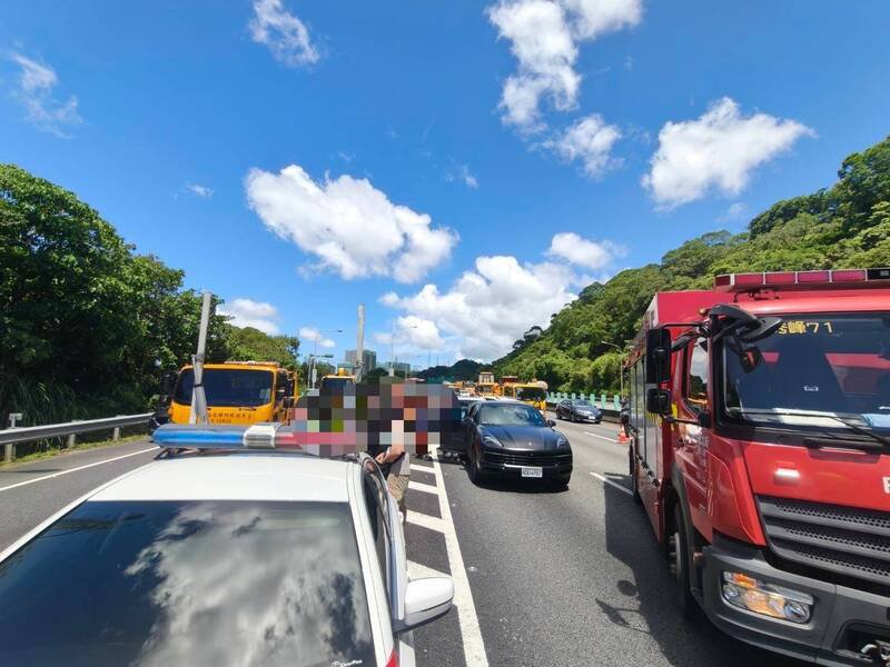 国道三号北市南港段下午发生游览车撞翻前方宝马休旅车共5车连环车祸。(记者吴仁捷翻摄) 国道三号北市南港段下午发生游览车撞翻前方宝马休旅车共5车连环车祸。(记者吴仁捷翻摄)