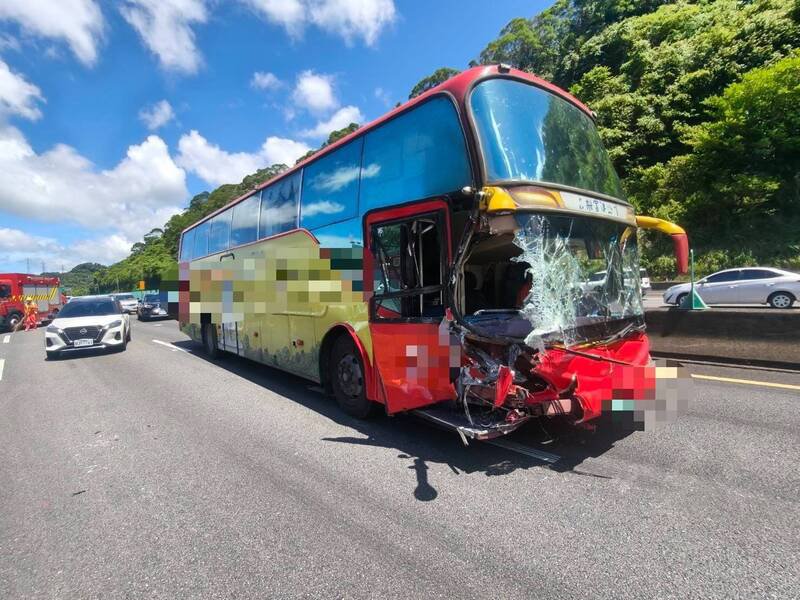 国道三号北市南港段下午发生游览车撞翻前方宝马休旅车共5车连环车祸,造成7人受伤送医。(记者吴仁捷翻摄) 国道三号北市南港段下午发生游览车撞翻前方宝马休旅车共5车连环车祸,造成7人受伤送医。(记者吴仁捷翻摄)