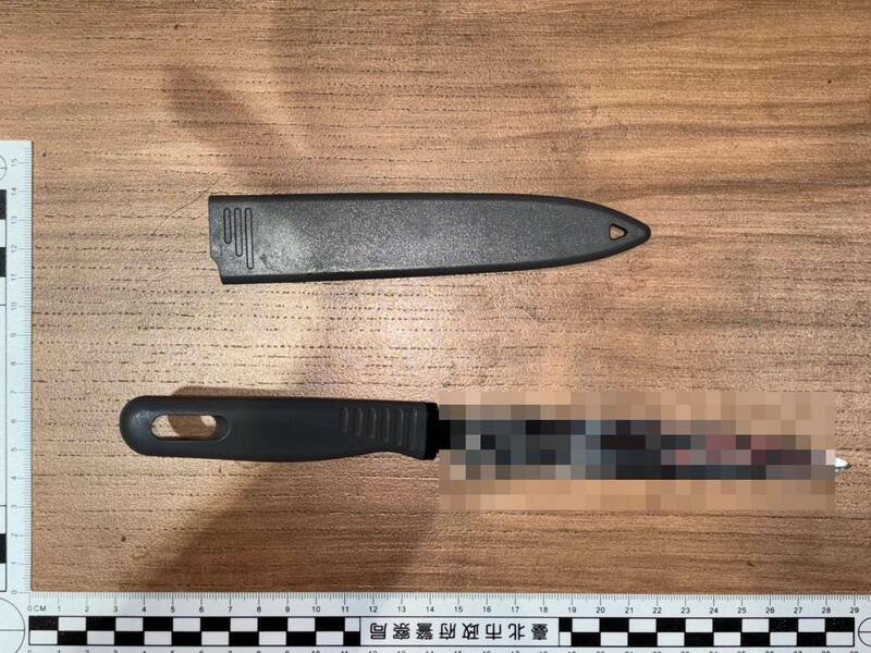 警方查扣犯案的刀械。（记者邱俊福翻摄）