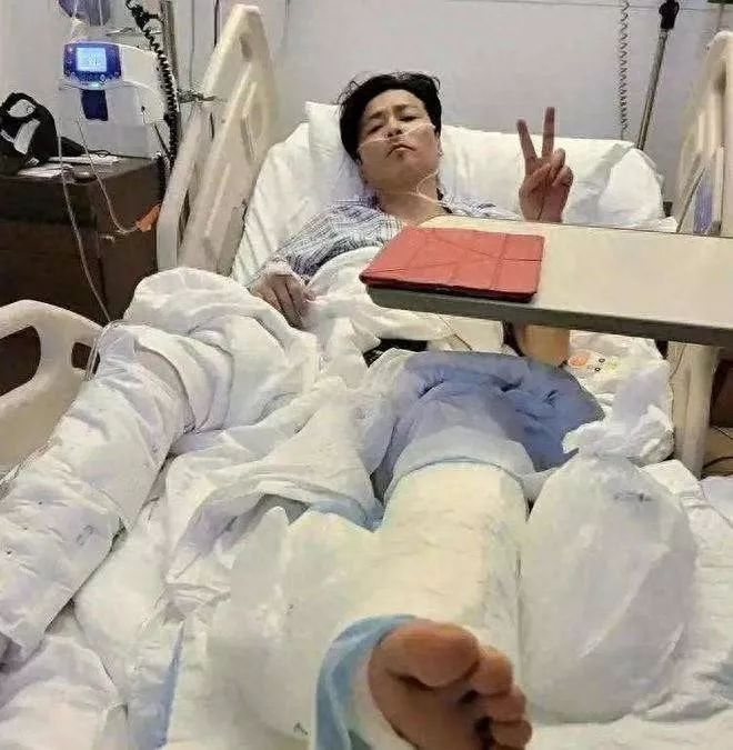 张晋心脏手术后现身！嘴唇惨白暴瘦到脱相