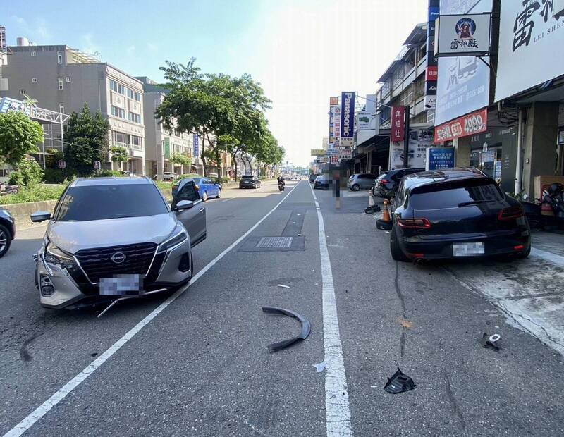 轿车撞击路边的保时捷，保时捷维修恐所费不赀。（警方提供）