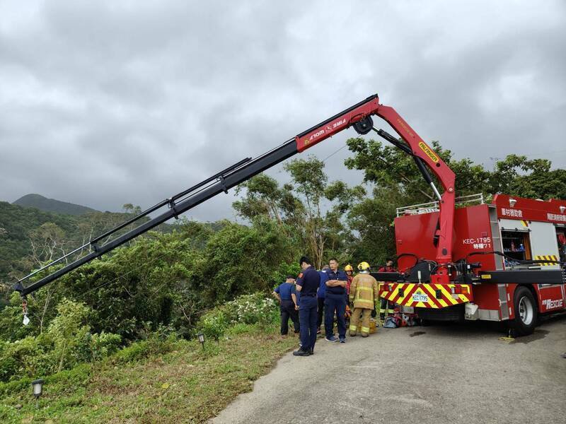 宜兰警消救援驾车坠谷的王姓女驾驶。（民众提供）