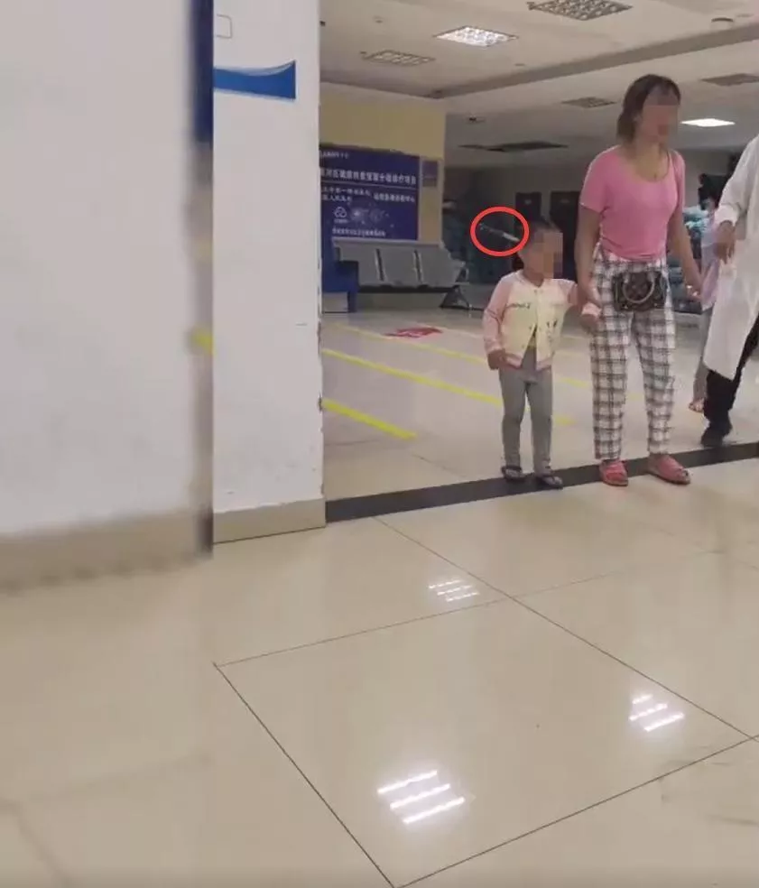 卫健局回应“头上插刀女童淡定就医”：已做手术取出刀