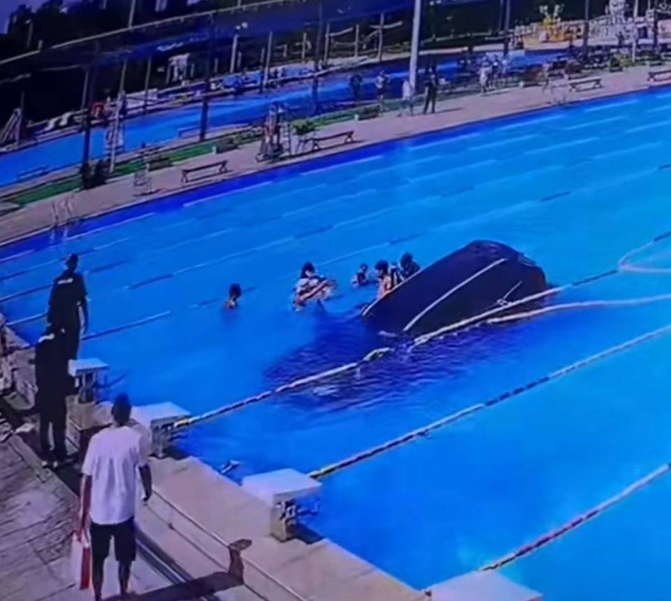 越野车冲破围墙扎进游泳池，救生员迅速援手救人