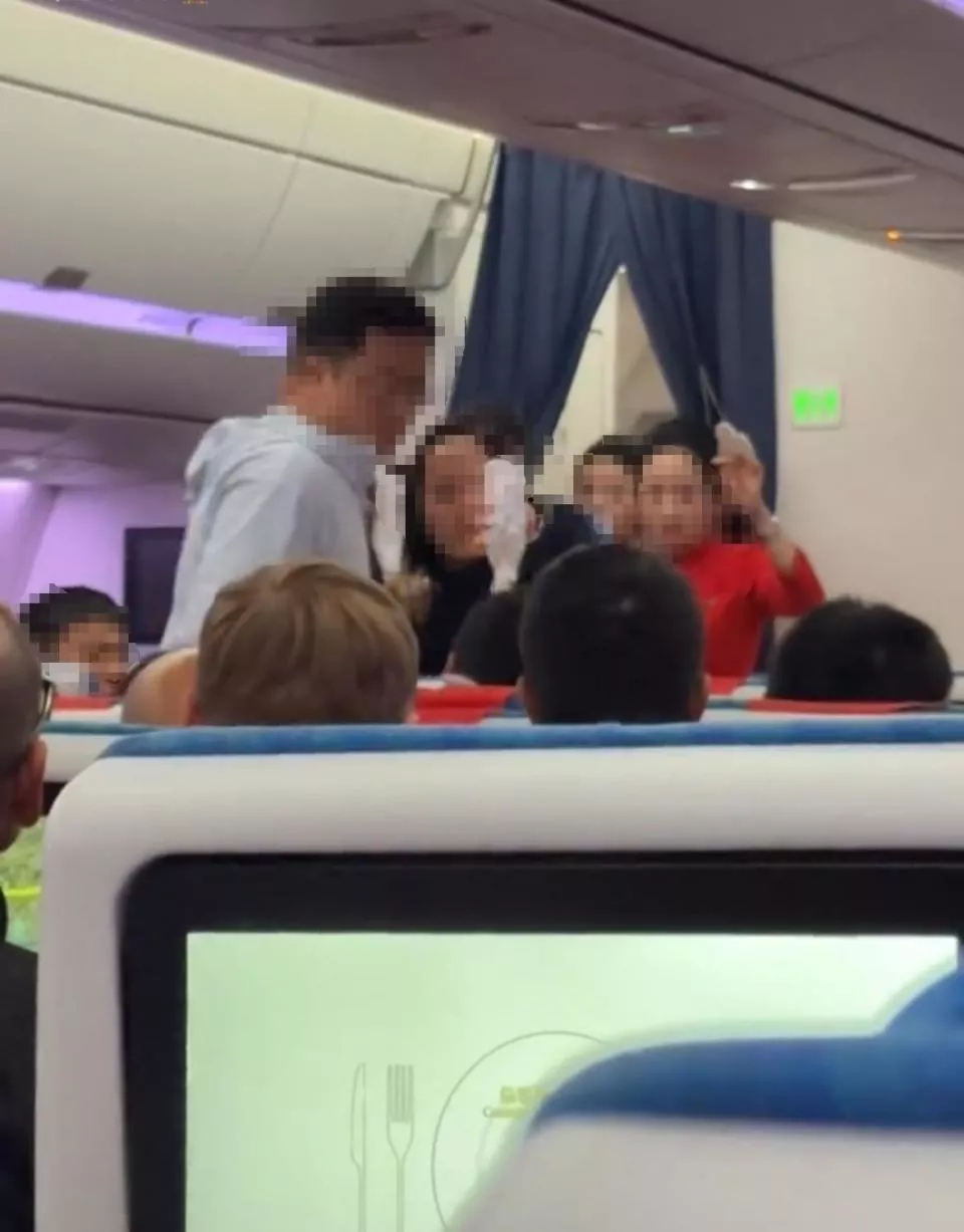 飞机上两乘客因座椅靠背调节问题互相泼水,川航回应