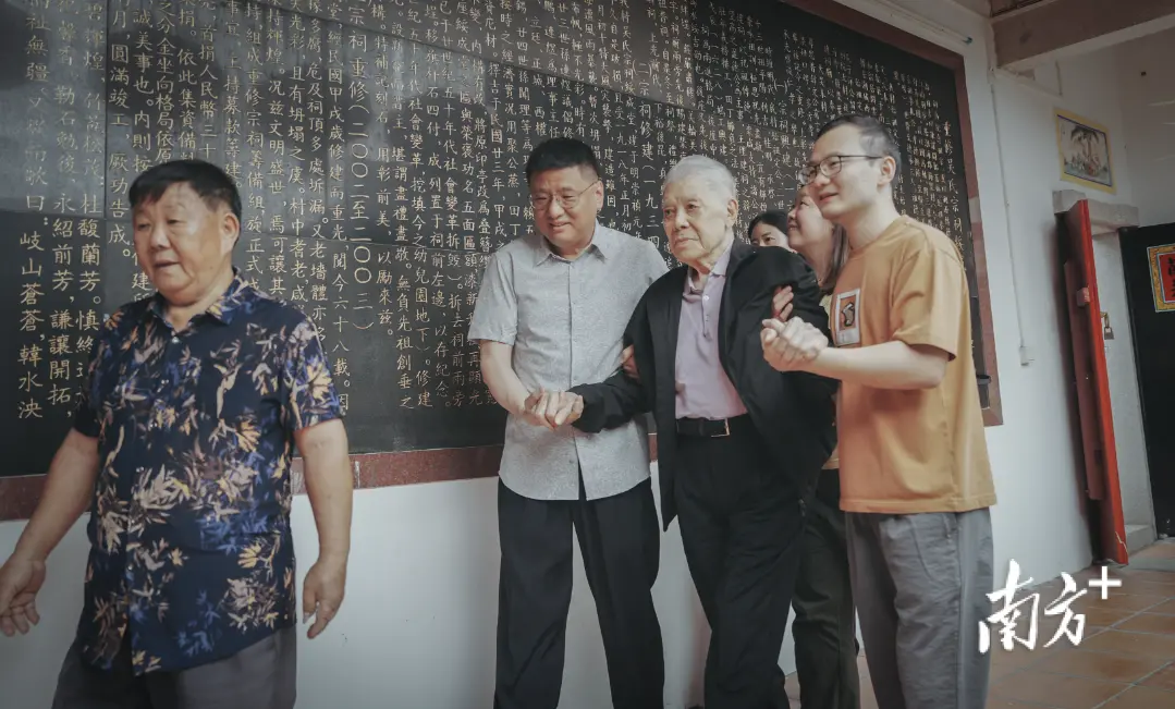 ● 吴清亮在家人陪同下最后一次回大吴村探亲走访。图片来源：南方＋