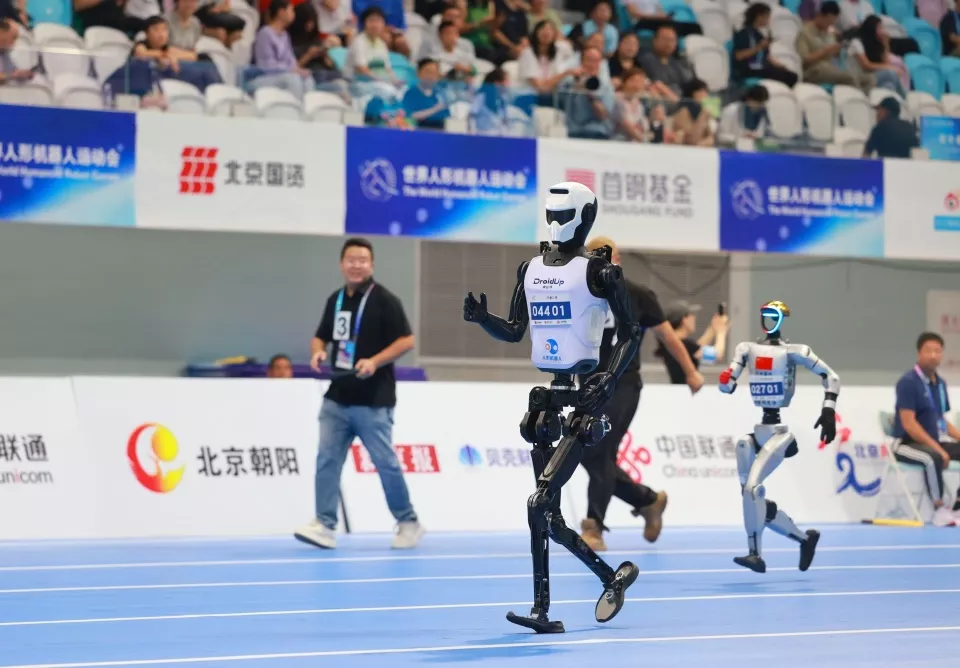 百米“飞人”大战今天上演，90台人形机器人冲刺！