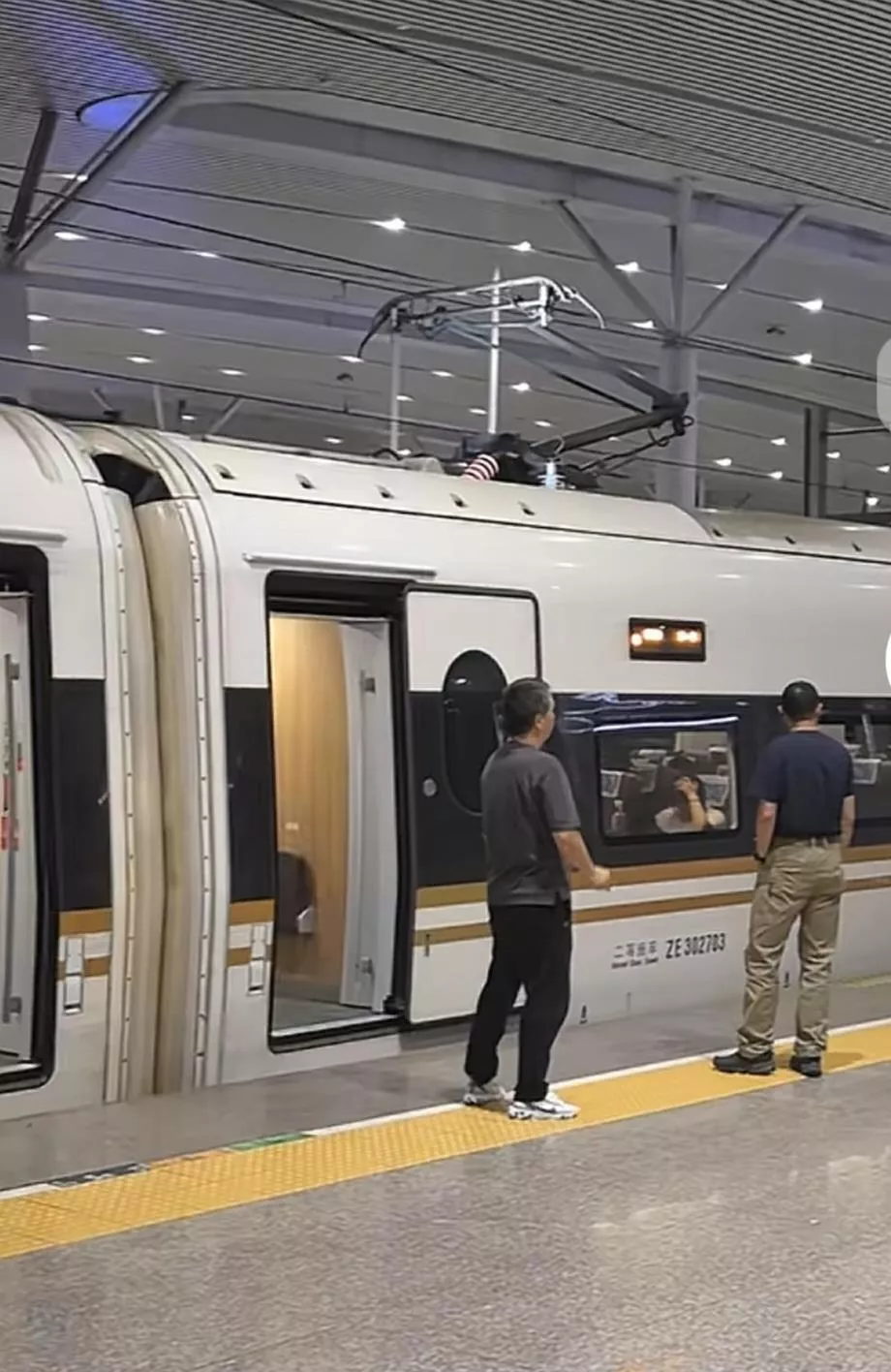 网友称“高铁站下架泡面不如站台禁止吸烟”，12306回应