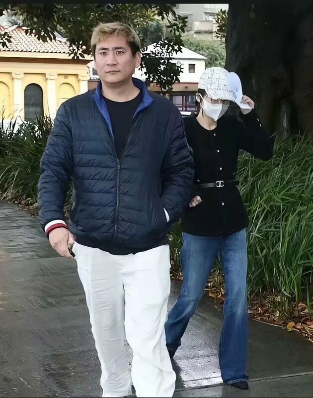 许多网友对杨兰兰的身分感到好奇,质疑杨兰兰车祸事件可能揭示了中国权贵榨取纳税人金钱,让子女在海外逍遥快活的真实。图为接受保镳护卫的杨兰兰。 图:翻摄自 @cuichenghao7 X 帐号