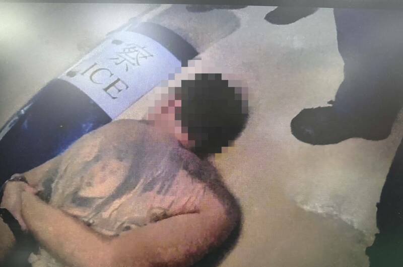 蔡男遭警方压制。（警方提供）