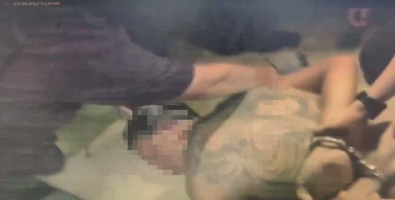 蔡男遭警方压制。（警方提供）
