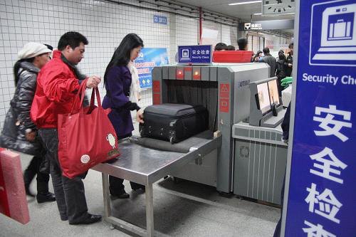 内地地铁安检已成民众生活一部分。 (新华网)