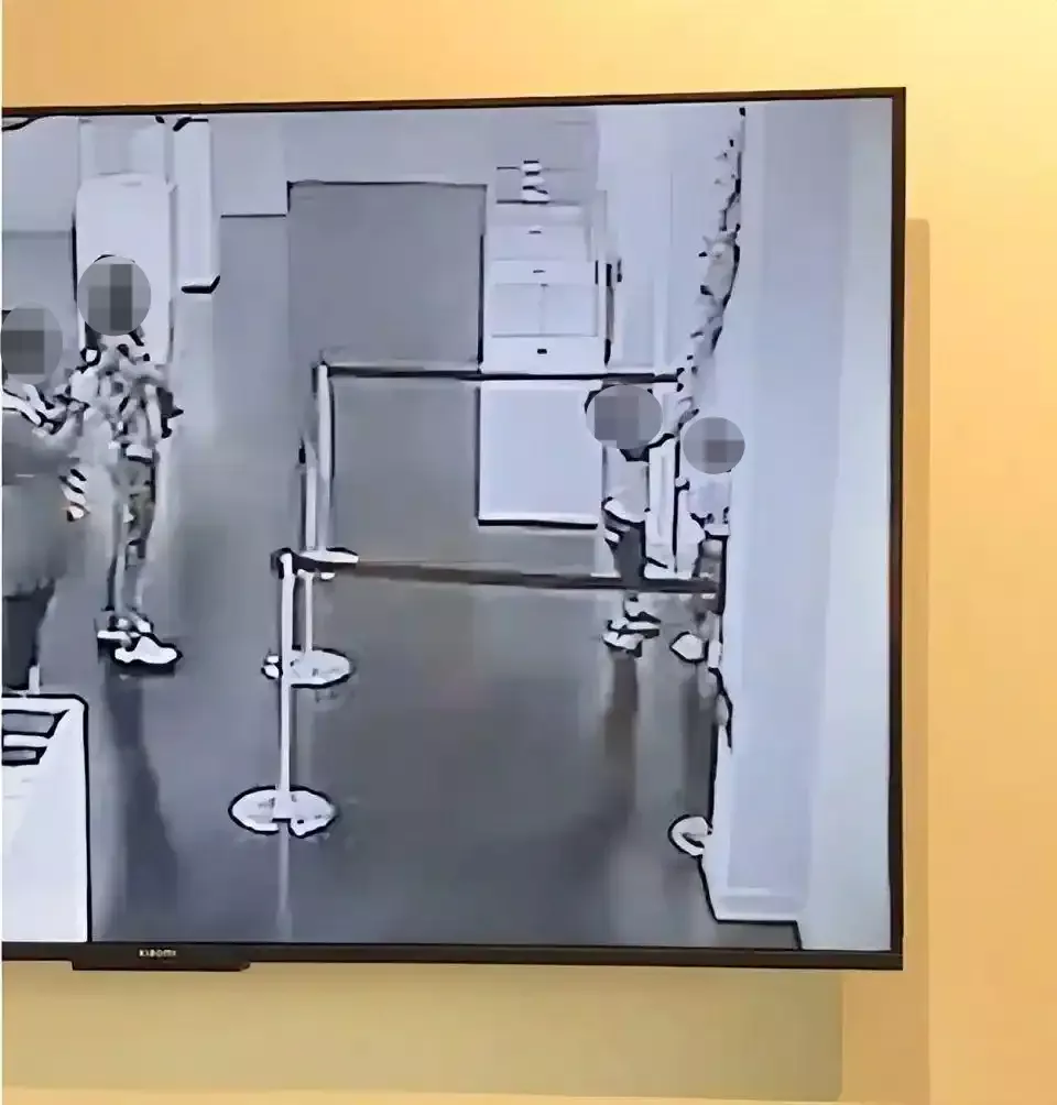 两男孩损坏展品,视频循环播12年,是否侵犯未成年人权利?