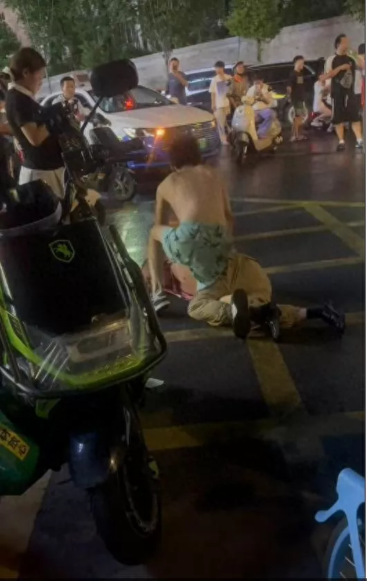 醉酒男子疑因车费起争执,凌晨当街殴打出租车司机