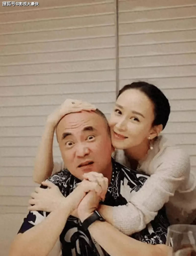 胡静晒吃金箔牛排,四人吃了3000多