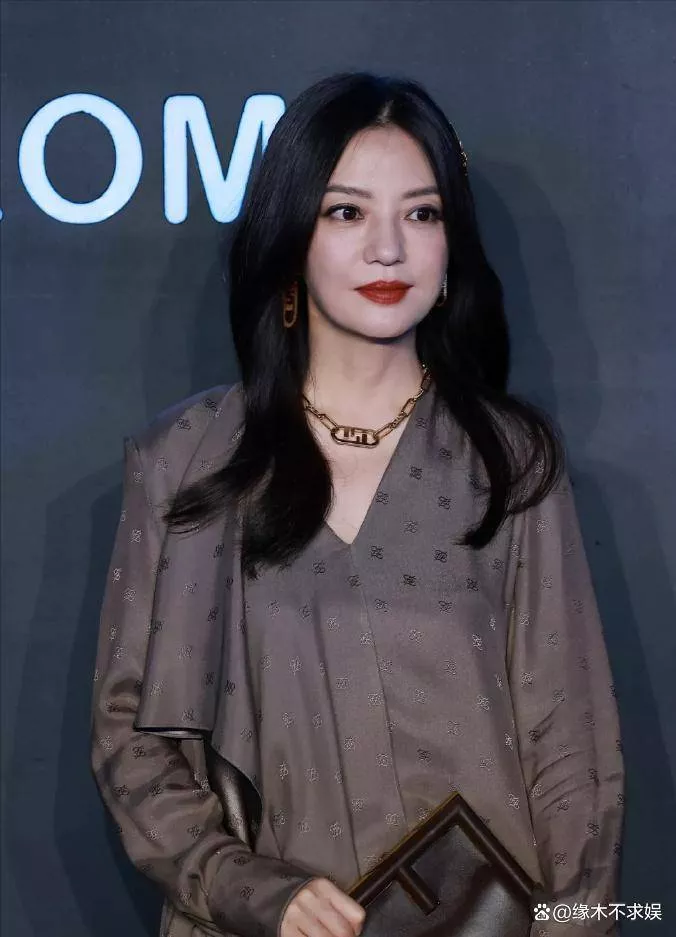 曝赵薇哥哥已二婚,带一双儿女和家人度假