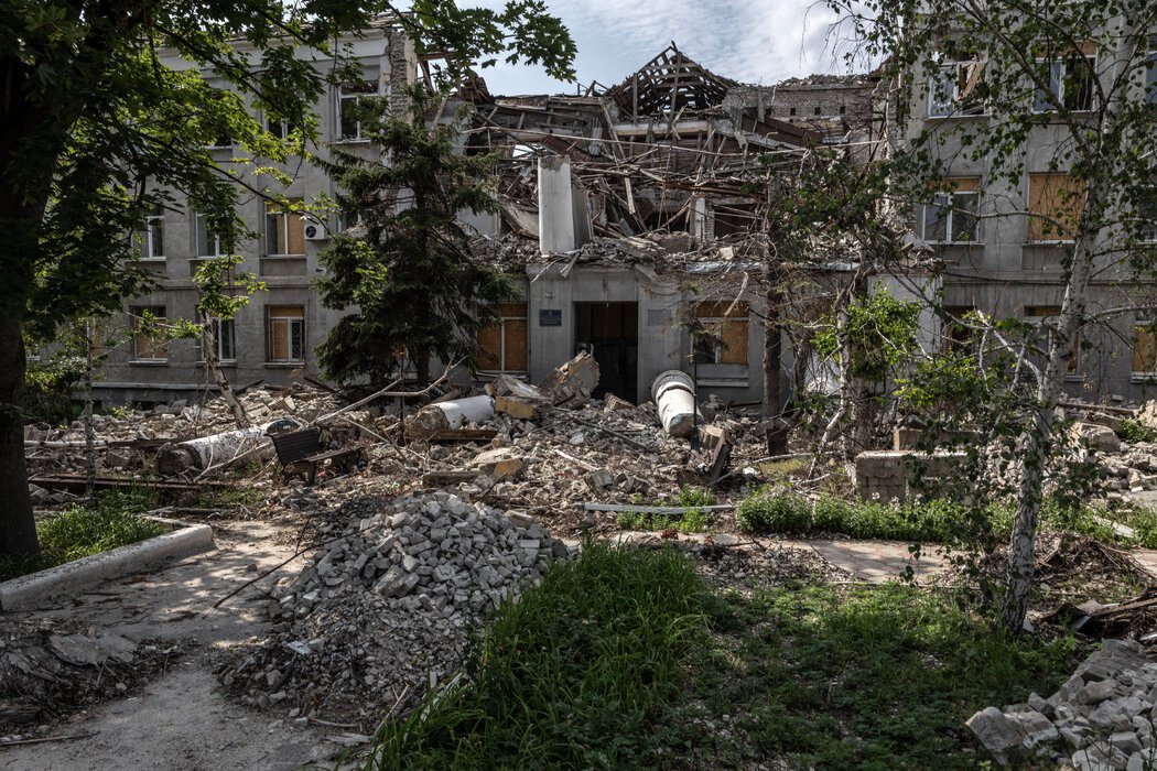 6月,乌克兰顿涅茨克地区前线附近遭俄军袭击后的景象。