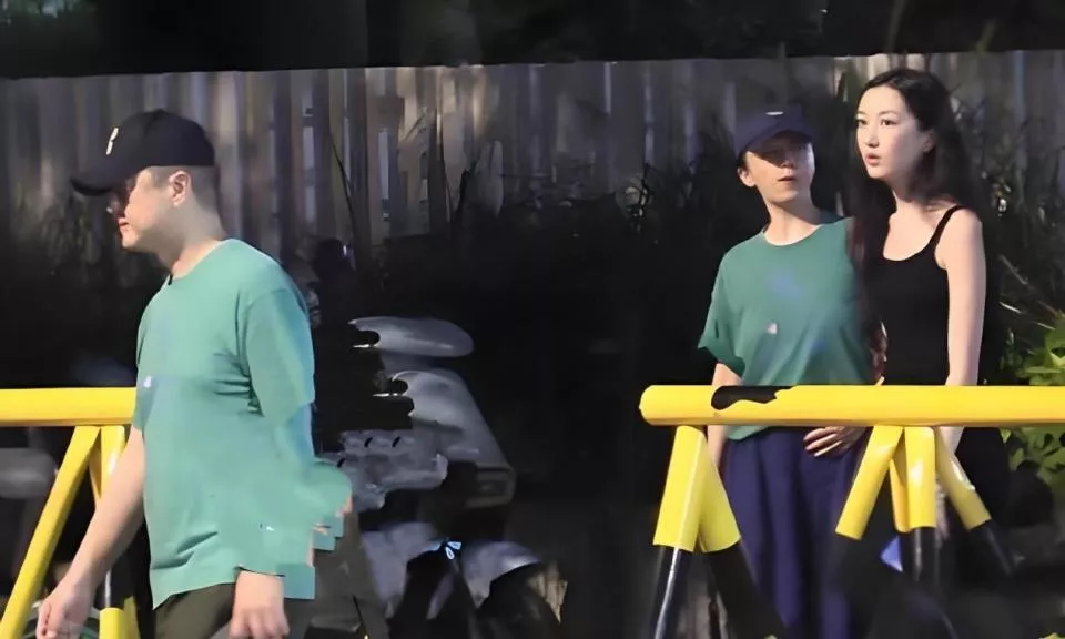 19岁李嫣近照曝光,李嫣抽烟熟练神似王菲