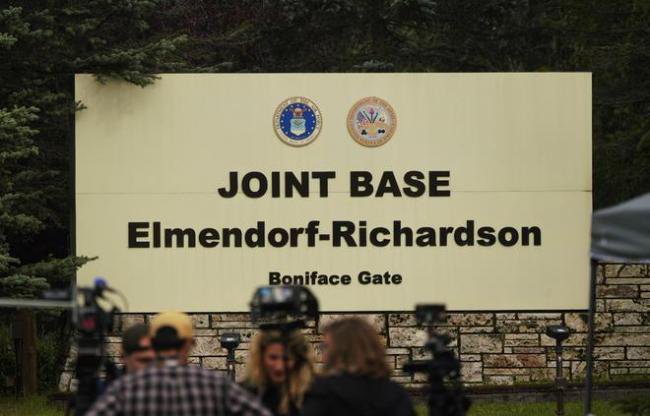 川普罕见未致辞 普京走红毯时美军战机轰鸣飞过 川普罕见未致辞 普京走红毯时美军战机轰鸣飞过