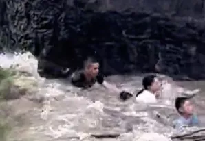 杭州4人被潮水卷走!路人狂喊“抓树枝”!