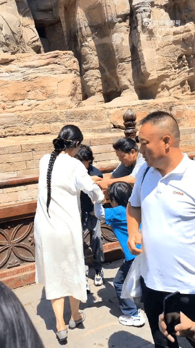 网友偶见张纪中两个儿子发生争执 妻子与保姆劝架