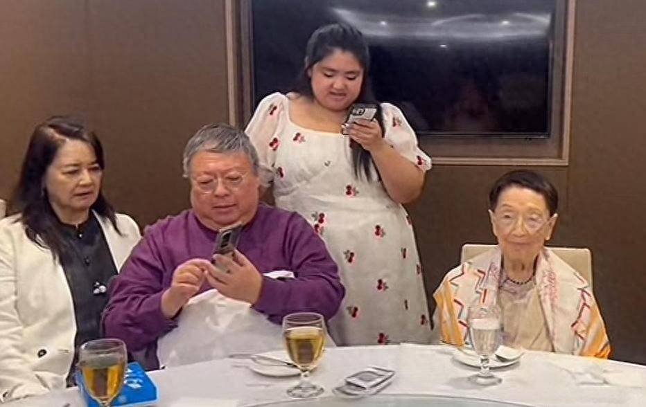 胡慧中给101岁婆婆庆生 独女180斤 被嘲全家最美女人是百岁老太