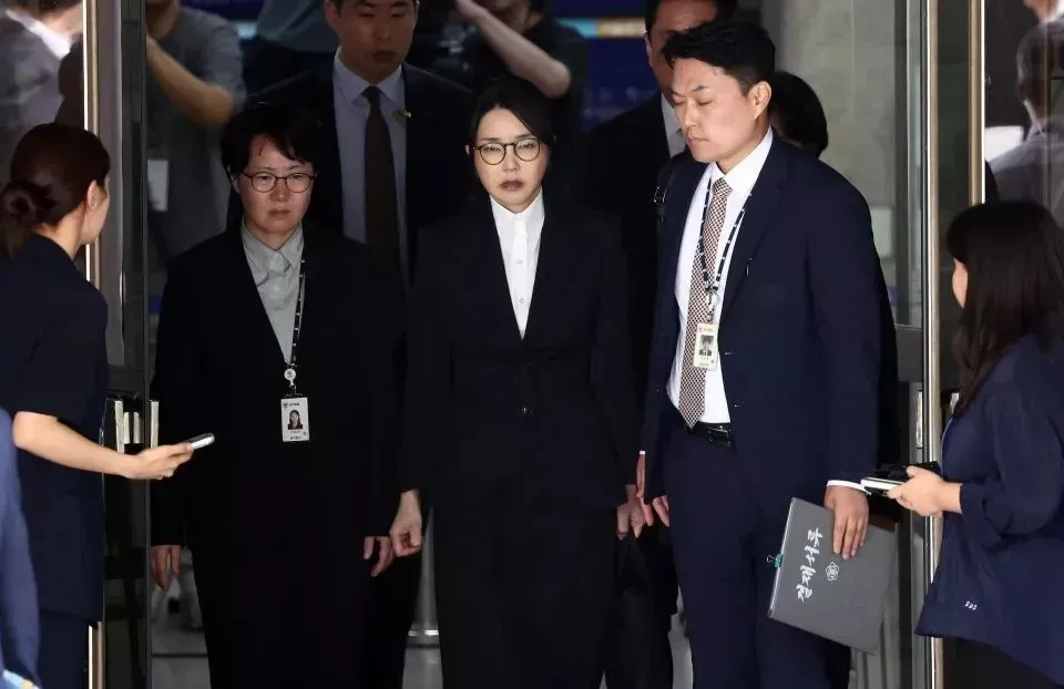 8月12日在韩国首尔中央地方法院拍摄的韩国前总统尹锡悦妻子金建希(中)。新华社/纽西斯通讯社