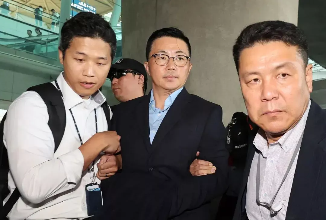 ▲8月12日,金艺成(中)在仁川国际机场被特别检察官小组逮捕并带走 图据视觉中国
