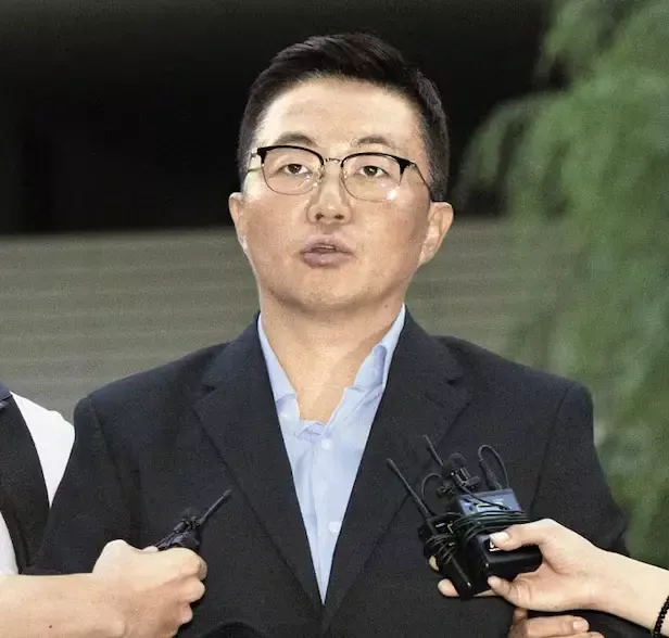 ▲12日下午,金艺成被押送至特检组办公室