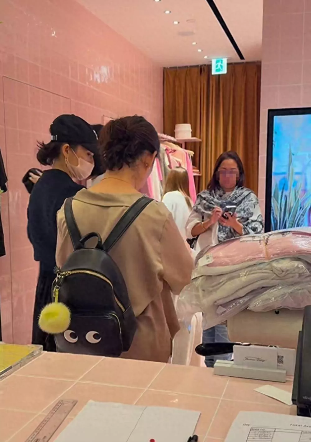 章子怡母子香港吃西餐!素颜歪嘴剔牙没形象