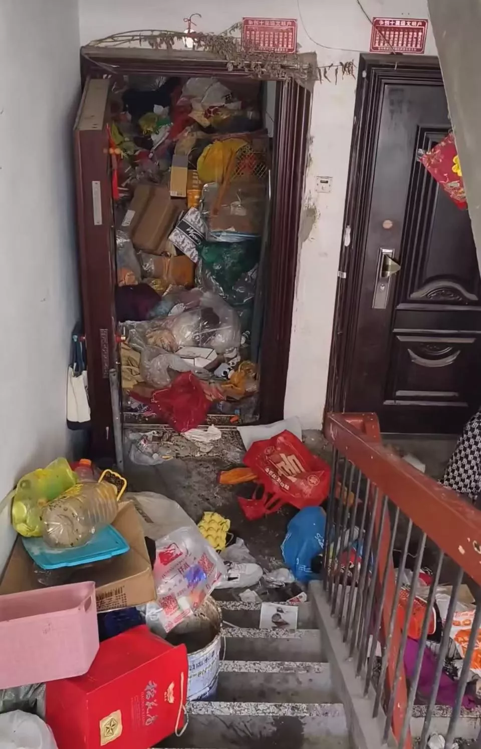 湖北网友吐槽房门被巨量垃圾堵住 社区：老人捡回来的