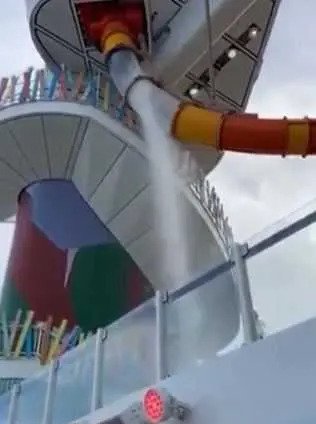 皇家加勒比(Royal Caribbean)旗下最新旗艦郵輪「海洋圖騰號」的滑水道發生意外。(圖/翻攝自X)