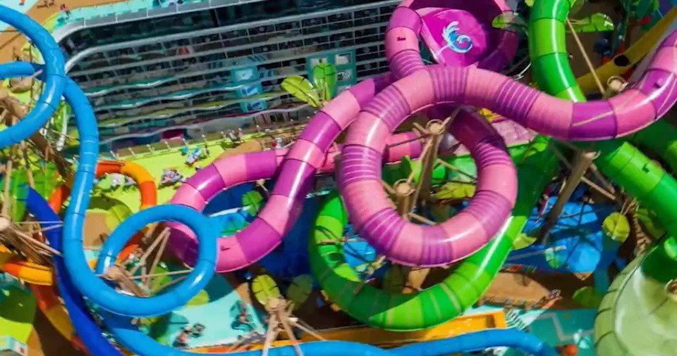 皇家加勒比(Royal Caribbean)旗下最新旗艦郵輪「海洋圖騰號」的滑水道發生意外。(示意圖/翻攝自Royal Caribbean官網)