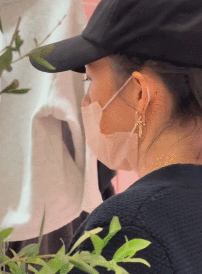 章子怡带女儿购物被偶遇！眼尖网友发现她有白头发了