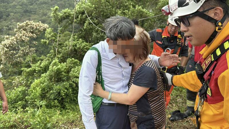宜县王姓妇人13日北宜公路坠谷获救，与丈夫相拥而泣，不料3天后因住家火警天人永隔。（资料照，图由民众提供）