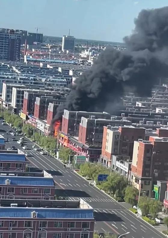 吉林白城一餐馆发生火灾，有人员“拍玻璃呼救”？