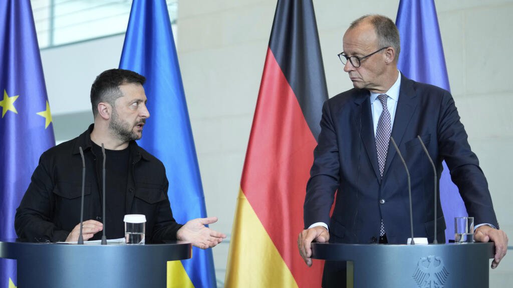Le chancelier allemand Friedrich Merz et le président ukrainien Volodymyr Zelensky lors d'une conférence de presse à l'issue de discussions avec les dirigeants européens et américains à Berlin, en Allemagne, le 13 août 2025. Le chancelier allemand Friedrich Merz et le président ukrainien Volodymyr Zelensky lors d'une conférence de presse à l'issue de discussions avec les dirigeants européens et américains à Berlin, en Allemagne, le 13 août 2025.
