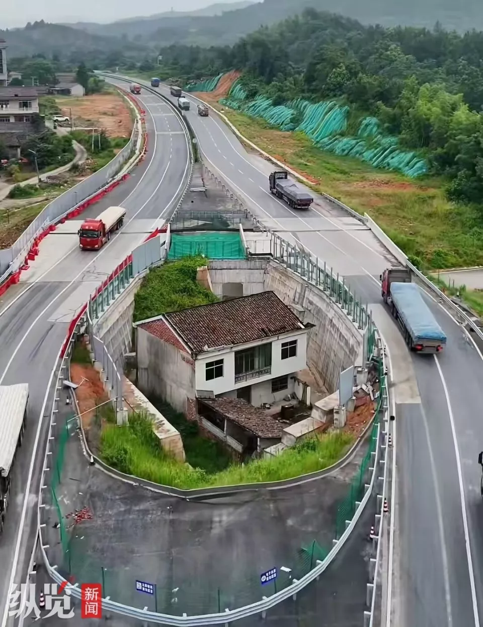 江西“金溪之眼”屋主一家搬离,村支书回应