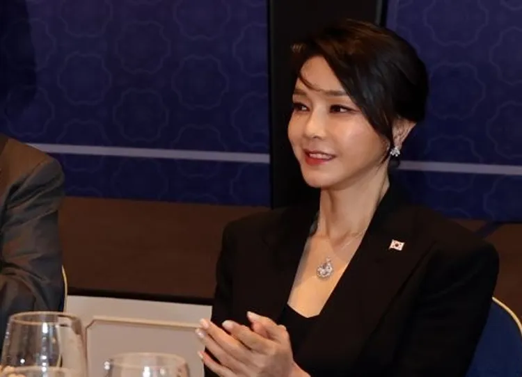 金建希在西班牙参加晚宴时配戴的是梵克雅宝的「雪花」系列项链,耳环也是同一品牌。 翻摄《亚洲经济》 金建希在西班牙参加晚宴时配戴的是梵克雅宝的「雪花」系列项链,耳环也是同一品牌。 翻摄《亚洲经济》