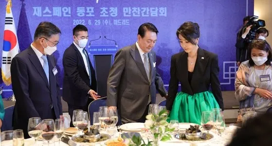 金建希声称穿廉价裙出席晚宴,被指其实是Prada高价服装。 图为当时韩国总统府发布的新闻照。 翻摄韩国《中央日报》