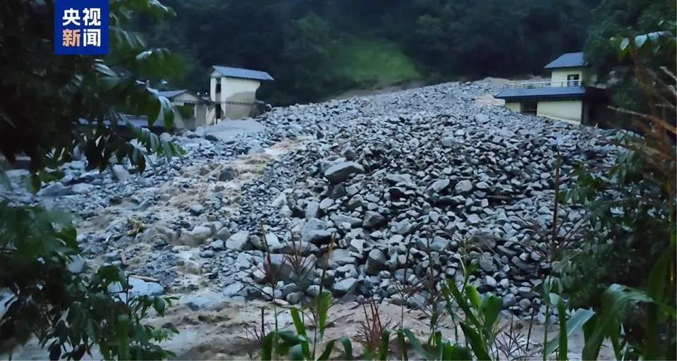 云南怒江突发泥石流，村干部称已致2人遇难2人失联