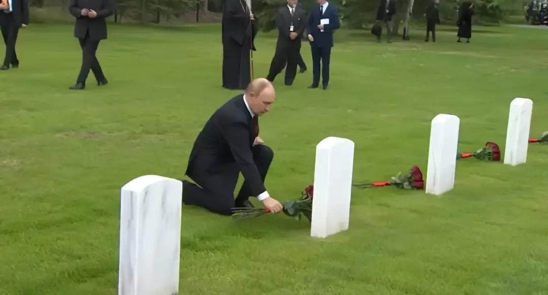 ·普京拜谒安葬苏军飞行员的理查森堡国家公墓。