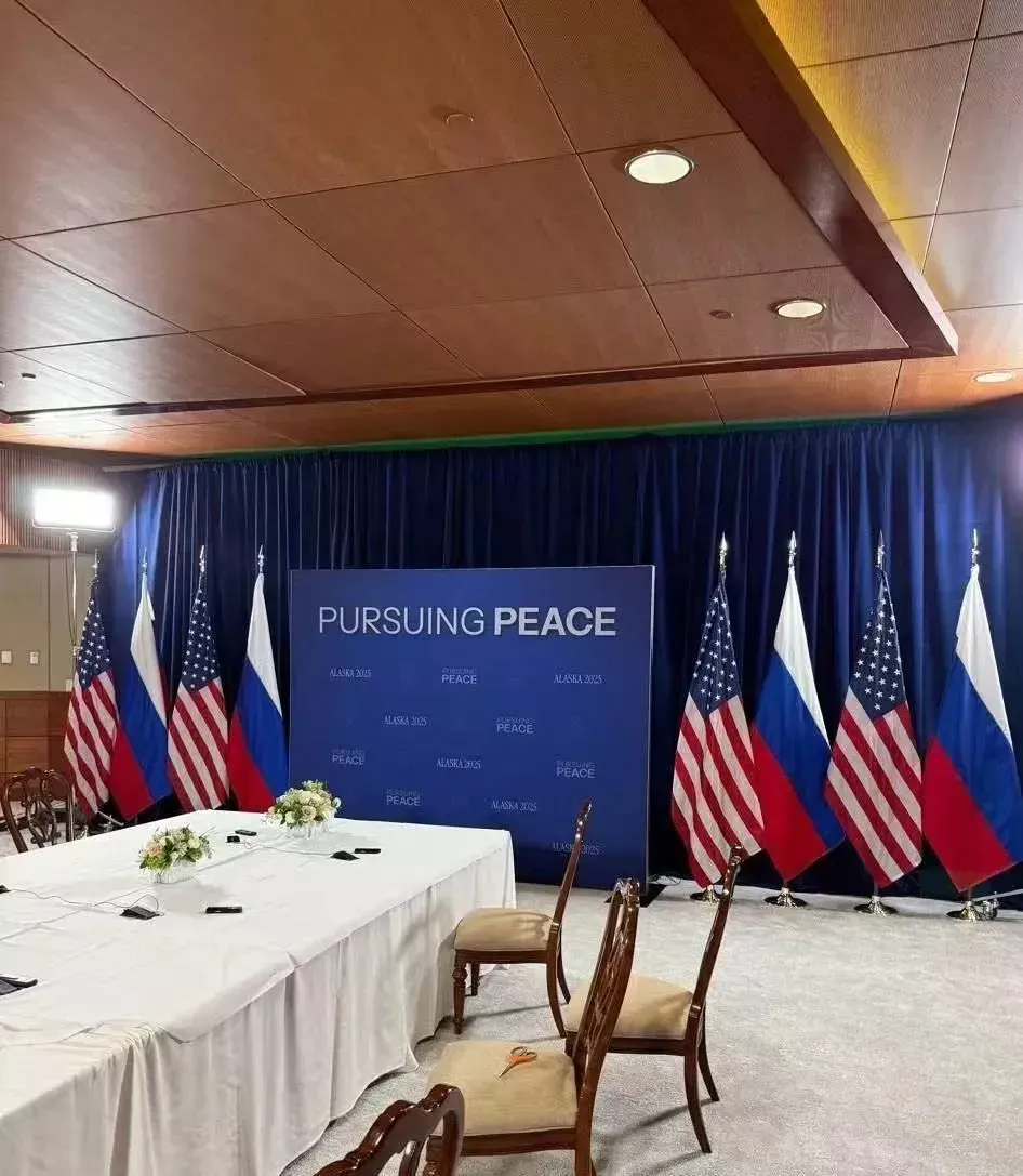 ·俄方代表团成员发布的会场现场照片。