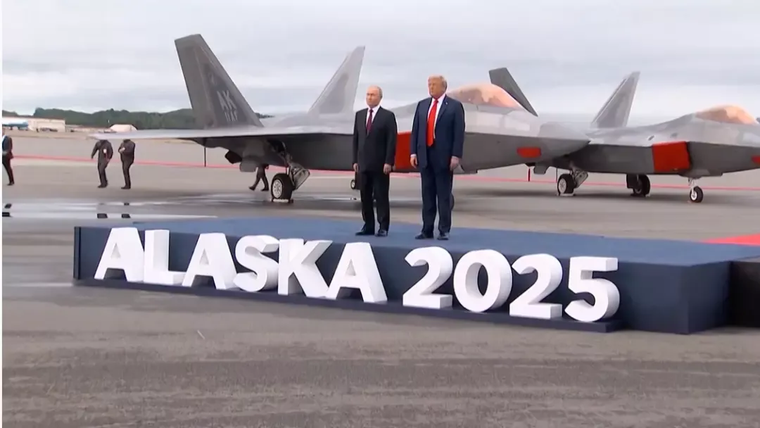 ·普京（左）和特朗普在美国阿拉斯加州安克雷奇市会面。