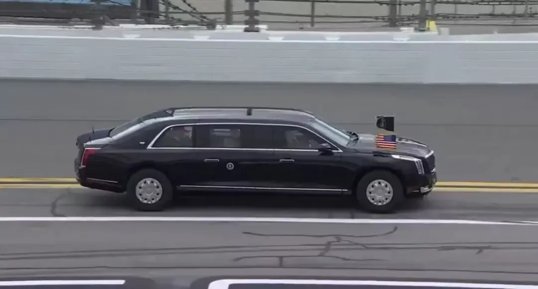 ·普京和特朗普乘坐“野兽”前往谈判地点。（视频截图）