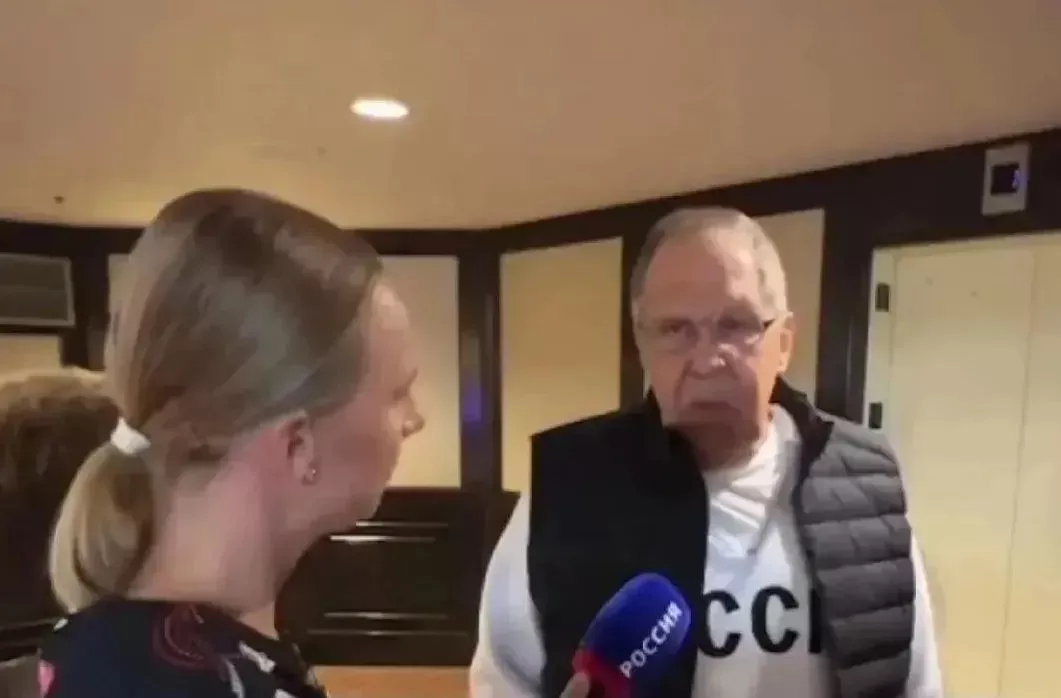 ·拉夫罗夫身穿卫衣接受记者采访。