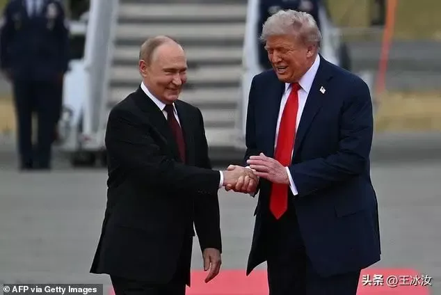 红毯、笑容、零协议 特普会晤背后的暗流涌动